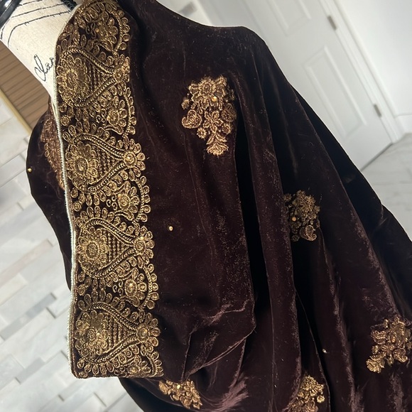 Velvet shawl with antique golden  embroidery - Picture 3 of 5